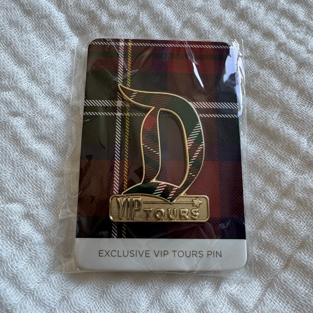 2024 Disney VIP Tour Pin (Disneyland)